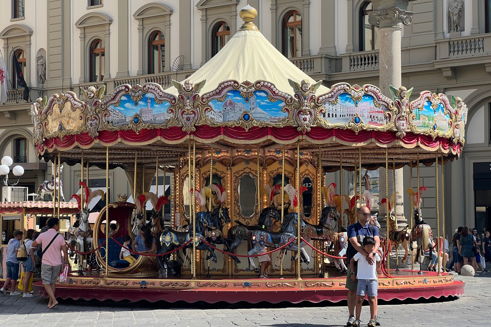 La giostra in Piazza della Repubblica a Firenze