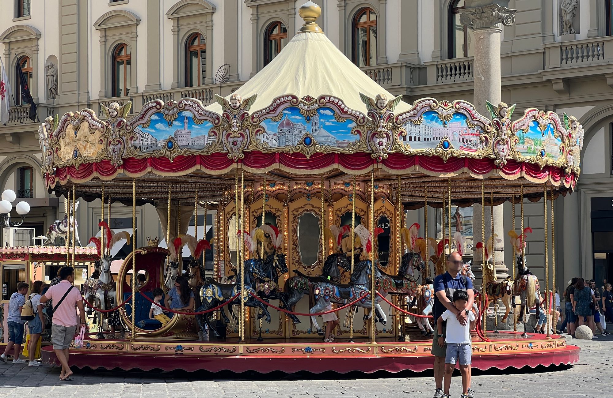 Piazza della Repubblica a Firenze con la giostra storica e la Colonna dell’Abbondanza